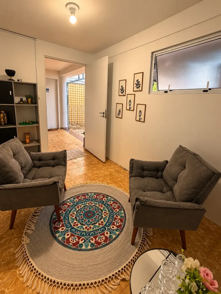 Foto de um quarto com duas poltronas