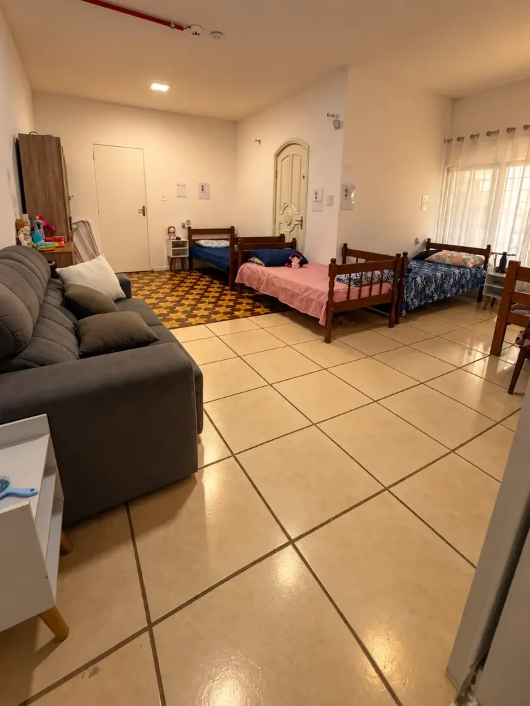 Foto de um quarto com 3 camas e um sofá