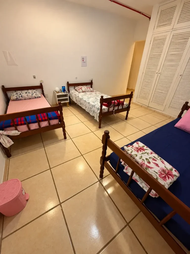 Foto de um quarto com 3 camas